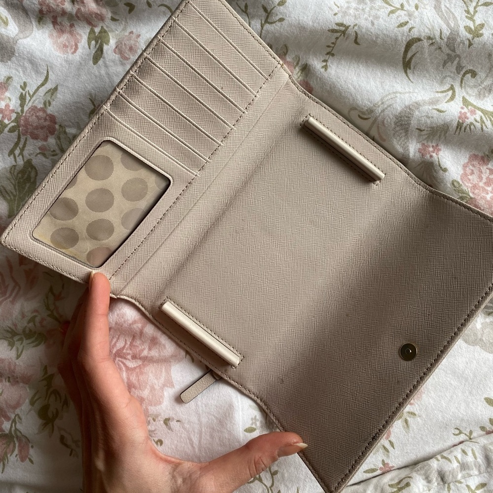 KATE SPADE WALLET✨ - Picture 2 of 4
